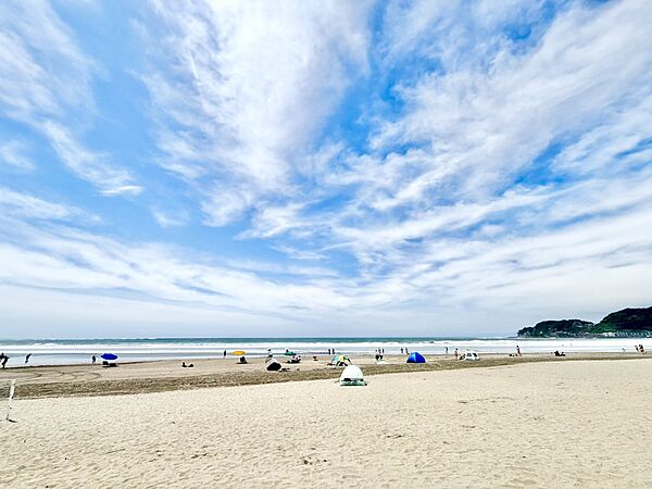 由比ガ浜海水浴場まで徒歩6分（約410ｍ）