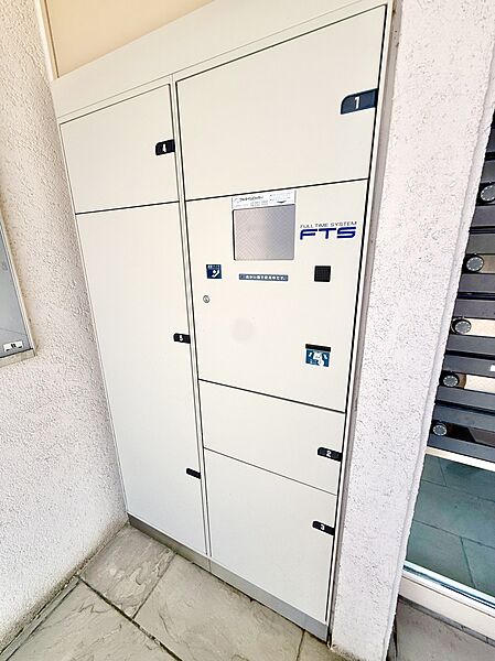 【宅配ボックス】外出時にも荷物の受け取りができ、再配達の手間が省けて便利。気軽にインターネットショッピングが楽しめます。