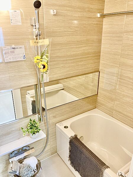 【浴室】1日の疲れを癒す、あたたかみある色合いの浴室。浴室乾燥機が備わっているので、天気や時間を気にせずに洗濯物を干すことができて便利です。