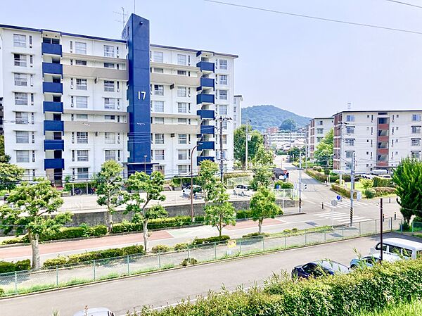 【バルコニーからの眺望】地上5階建の2階部分に位置しています。天気の良い日は気持ちの良い青空が望めそうです。※眺望は将来にわたって保証するものではありません。