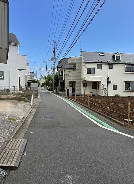 【前面道路含む現地写真】北東・北西の角地です。広々としたLDKや豊富な収納スペースなど、ご家族のご希望に沿った住まいをご検討いただけます。