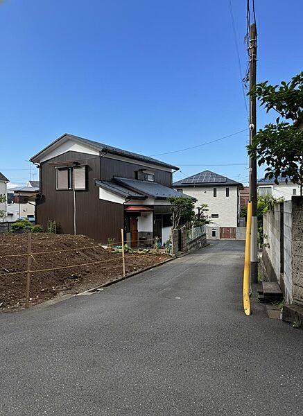 【前面道路含む現地写真】24時間営業のコンビニ、「セブンイレブン狛江水道道路店」まで徒歩6分(約480m)。急なお買い物にも便利です。