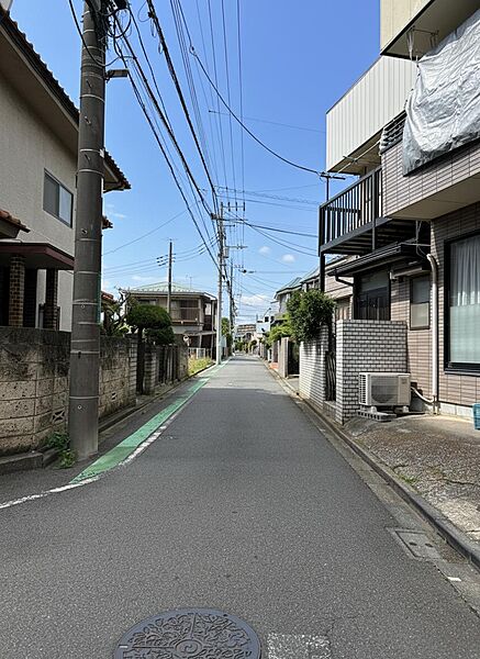 【前面道路含む現地写真】北東側の前面道路の様子。公営水道・都市ガス・本下水に対応しています。