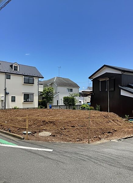 【前面道路含む現地写真】狛江市立狛江第三小学校まで徒歩9分(約630m)。お子様が6年間通学しやすい距離に位置します。