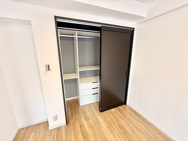 【収納/LDK】ハンガーパイプと引き出しが備わっています。お子様の遊び道具や小物類を、きれいに整理することができそうです。