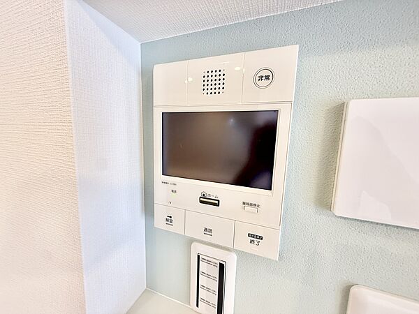 【TVモニター付きインターホン】来客の際は、モニターで顔を確認してから対応することができます。防犯面にも配慮されたマンションです。