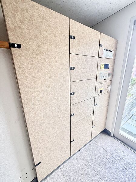 【宅配ボックス】宅配ボックスが設置されています。不在時にも荷物の受け取りが可能です。配送時間を気にせず、おでかけすることができて便利です。