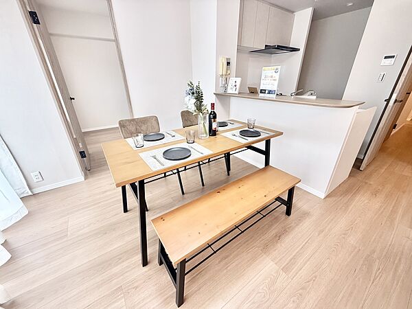 【LDK】ご家族と会話をしながら調理ができる、対面式のキッチンが採用されています。カウンター付きなので、完成した料理の配膳や後片付けもスムーズに行えます。