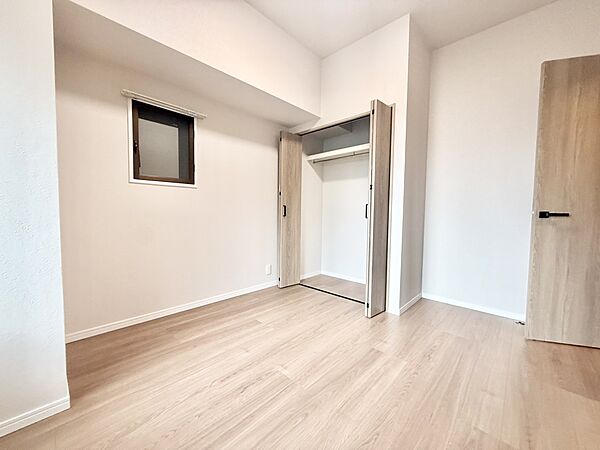 【洋室(約5.7帖)】2面採光で明るいです。子供部屋や仕事部屋など、多用途に活用できます。リビングから距離があるので、集中して勉強や仕事に取り組めそうです。