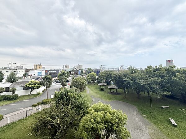 【住戸からの眺望】緑豊かな眺望が広がります。※眺望は将来にわたって保証するものではありません。