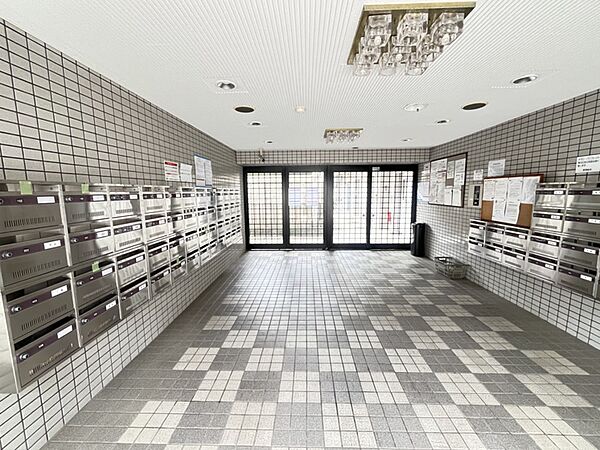 【共用部】集合ポストはダイヤル錠が採用されています。鍵を持ち歩く必要がなく便利です。敷地内に、無償で利用可能な駐輪場が設けられています。