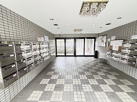 【共用部】集合ポストはダイヤル錠が採用されています。鍵を持ち歩く必要がなく便利です。敷地内に、無償で利用可能な駐輪場が設けられています。