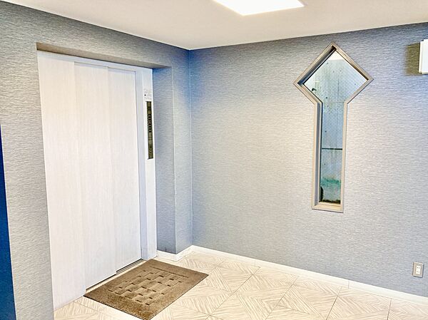 【エレベーターホール】エレベーターがあり、重い荷物を持っている際の移動もスムーズにできます。
