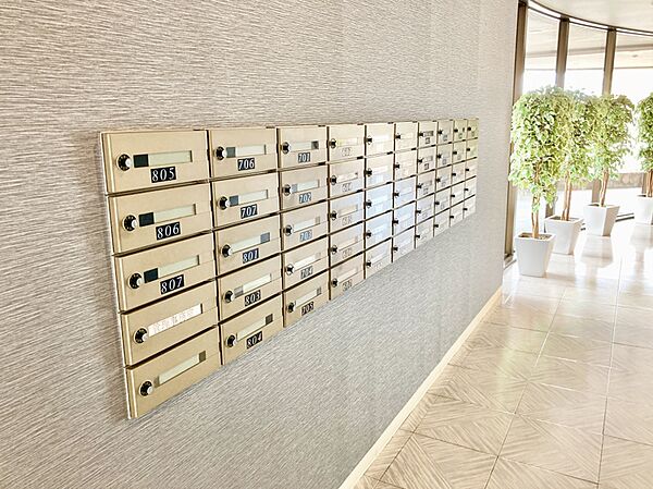 【集合ポスト】ダイヤル式の集合ポストが設けられています。鍵を持ち運ぶ必要がなく、番号を覚えておけば居住者はいつでも解錠可能です。