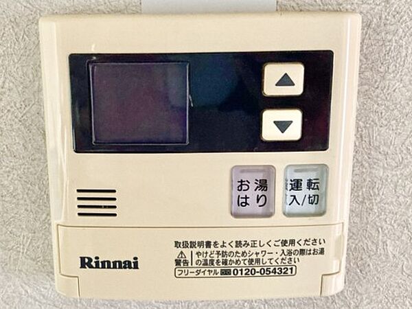 【給湯器リモコン】自動お湯張り機能があり、ボタン一つでお風呂を沸かすことができます。
