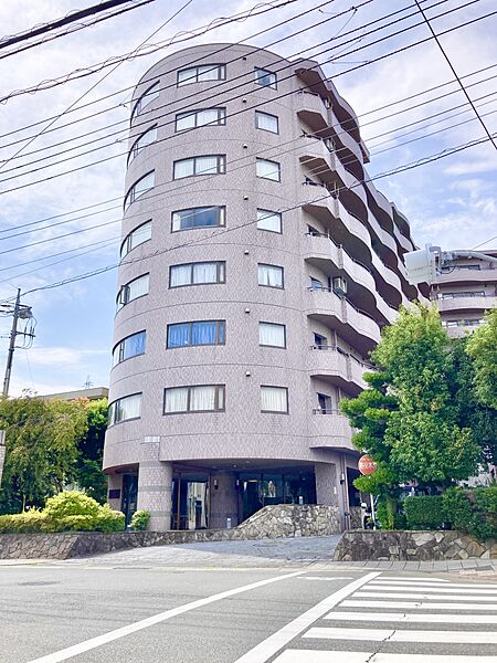 【現地外観写真】徒歩8分圏内にスーパーとコンビニが揃っています。急なお買い物にも便利な住環境です。