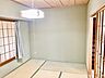 和室：【和室(約6.0帖)】和室は約6.0帖の広さがあり、ゆったりとお寛ぎいただけます。押入が備わり、衣類や布団などの収納が可能。