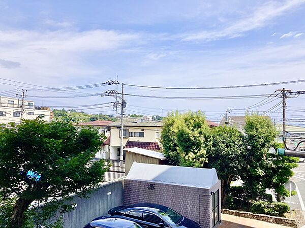 【バルコニーからの眺望】天気の良い日は青空を望むことができます。※眺望は将来にわたって保証するものではありません。
