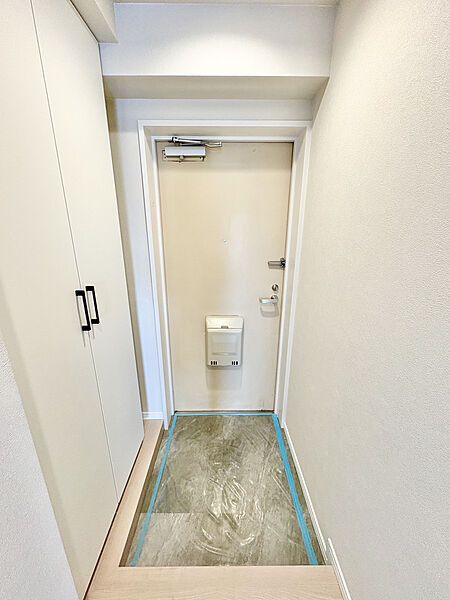【玄関】家族全員の靴をたっぷり収納できる、トールタイプのシューズボックスが設置されています。