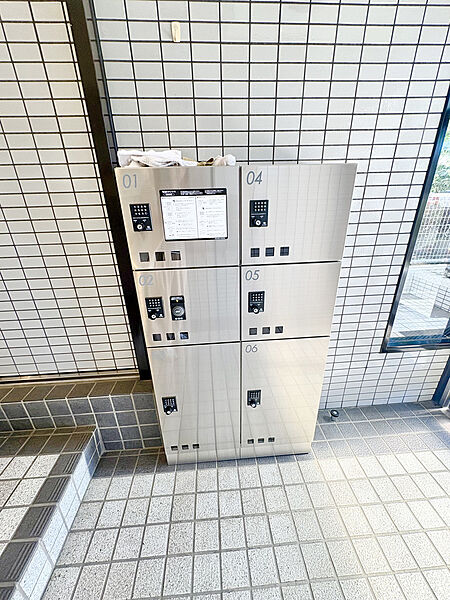 【宅配ボックス】共用部には、宅配ボックスが設置されています。不在時や急な外出の際に便利です。お荷物の大きさに合わせて利用可能です。
