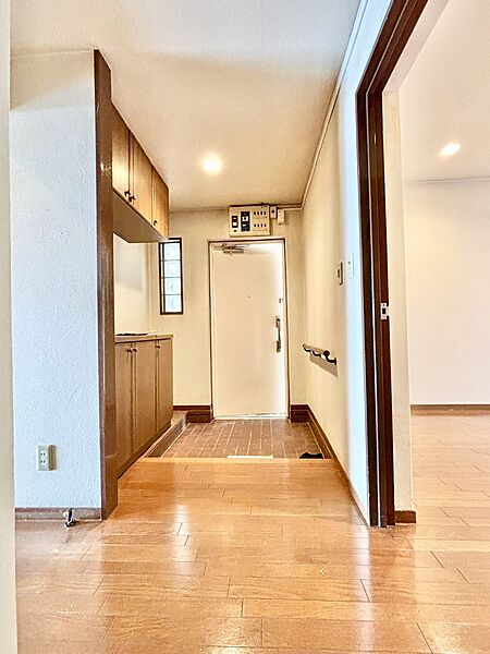 【玄関】玄関ホールが広く、開放感のある玄関です。下足入れが備わっています。LDやトイレ、洗面室、各洋室などへ直接出入りできます。
