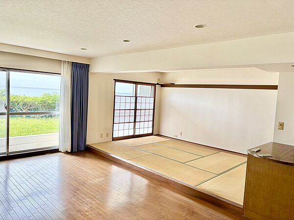 【LD/約15.5帖】南向きバルコニーに面した明るく開放感のある空間です。由比ガ浜を眺めながらゆっくり寛ぐことができます。