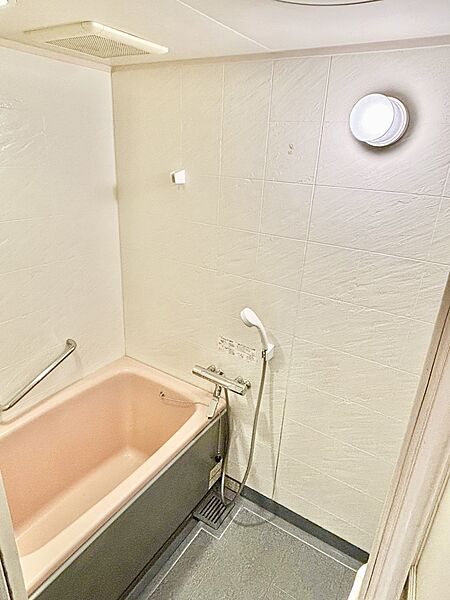 【浴室】浴室には混合水栓が採用されています。レバー一つで操作できるため、手間がかからず快適に入浴できます。海水浴後にさっとシャワーが浴びられます。窓がないため、掃除も楽に行えます。