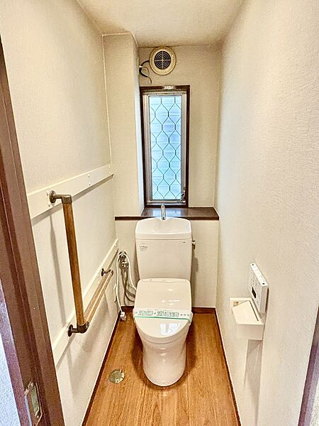 【トイレ】手すり付きのトイレです。手洗い器一体型のため、使用後すぐに手を洗うことができ、衛生的です。背面には小窓が配され、いつでも新鮮な空気を取り込めます。