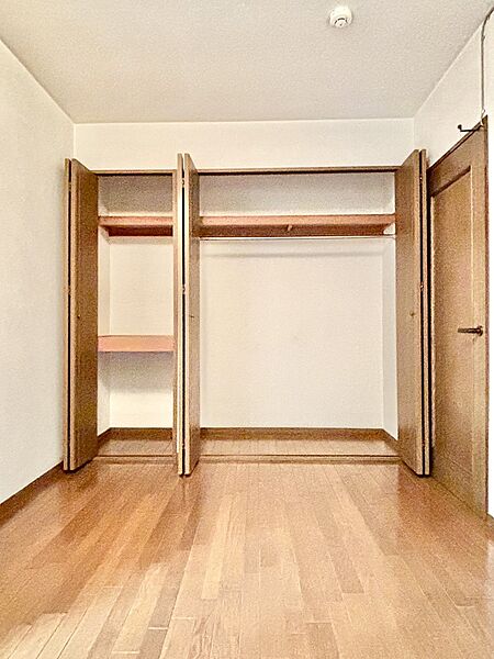 【洋室（東側）】クローゼットが2つある収納豊富なお部屋です。お洋服とアウトドア用品など、趣味の荷物を分けて収納することができます。