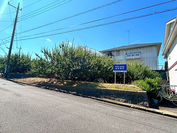 【前面道路含む現地写真】隣家との高低差を活かし、陽当り・風通しの良い住まいを実現可能です。実際の住環境などを、ぜひ一度現地でお確かめください。
