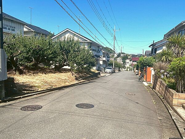 【前面道路含む現地写真】工場が建設されない、第一種低層住居専用地域内に位置しているため、落ち着いた生活が送れそうです。