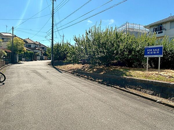 【前面道路含む現地写真】敷地条件を活かしながら、将来を見据えた間取りなど、ライフスタイルに合わせた幅広いプランをご検討いただけます。