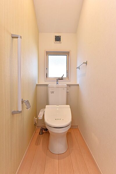 2階のトイレです。毎日清潔にご使用いただける温水洗浄便座付き。窓があるので、自然換気もできます。各階にトイレがあるので朝の忙しい時間や来客時にも重宝します。