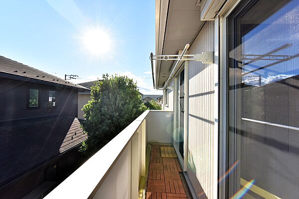 バルコニーは南東向きですので陽当りがよく、干した洗濯物も良く乾きそうです。