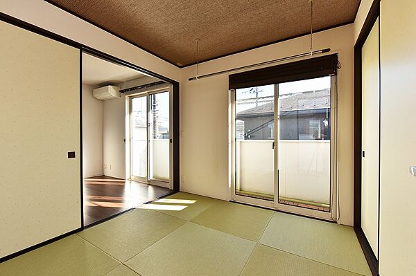 琉球畳がモダンな印象を与えてくれる和室は、廊下からも東側洋室からも出入りでき、襖を閉めれば独立した空間になります。