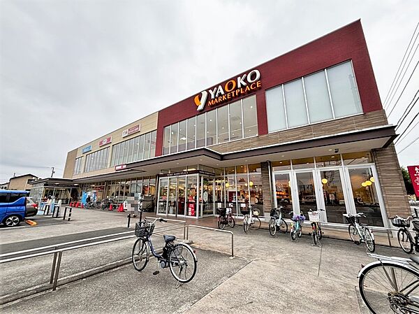 ヤオコー相模原光が丘店まで徒歩4分(約260m)。営業時間は9:00～22:00。生鮮食品や加工食品、お惣菜など、豊富な品揃えで日々の食卓を支えてくれます。150台分の駐車スペースがあります。