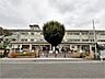 周辺：【相模原市立光が丘小学校】徒歩2分。6年間毎日通う小学校は、低学年のお子様にも負担が少ない距離。朝や放課後の時間にゆとりが生まれ、習い事との両立も無理なく叶いそうです。
