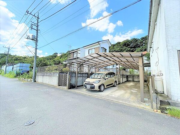 【前面道路含む現地写真】前面道路は南西側幅員約7.0mでゆとりがあります。お車の駐車やすれ違いなどもスムーズ。実際の広さや交通状況などは、現地にてご確認ください。