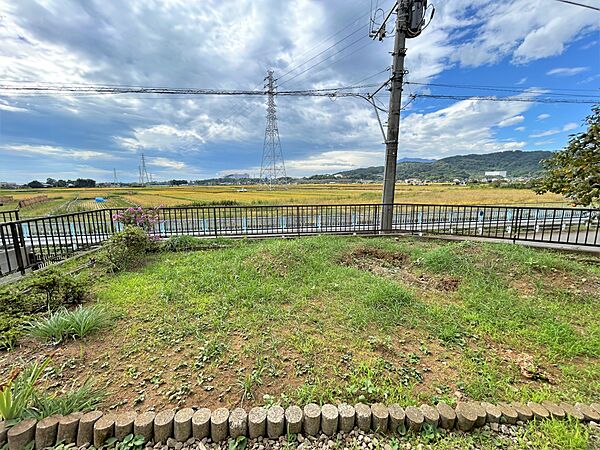 【庭】建物の南西側に庭があり、家庭菜園やガーデニングを楽しめます。前面道路から高い所に位置し、プライベート空間として使用可能です。