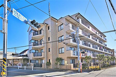 【現地外観写真】周辺は緑豊かで閑静な住宅街につき、穏やかな住環境でのんびり過ごせます。コンビニまで徒歩4分、小学校まで徒歩10分の立地です。