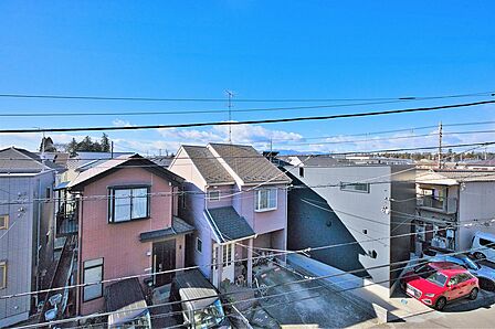 【バルコニーからの眺望】第一種低層住居専用地域のため、現状、前面に視界を遮る高い建物はございません。天気のよい日には、青空が広がる開放的な景色を楽しめます。