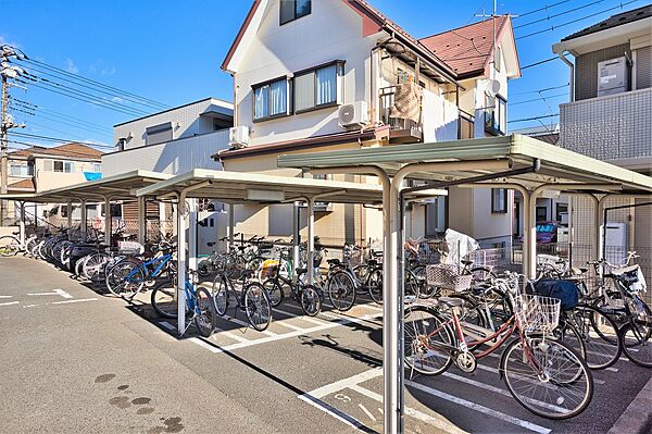 【駐輪場】出入りがしやすい平面式の駐輪場が設けられています。屋根付きなので、雨や直射日光による自転車への負担が軽減されます。最新の空き状況はお問い合わせください。