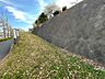 その他：通路部分。前面道路は歩道が整備されており、植栽もされています。