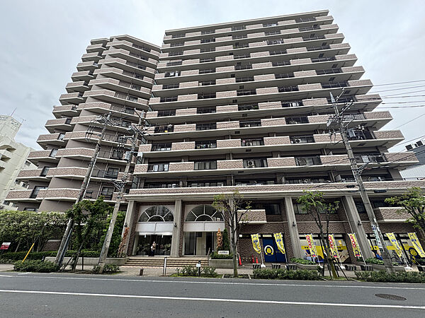 【外観】ショッピングモール「ラクアル・オダサガ」まで徒歩2分(約140m)。スーパー・飲食店・衣料品店などが揃い、毎日のお買い物に便利です。