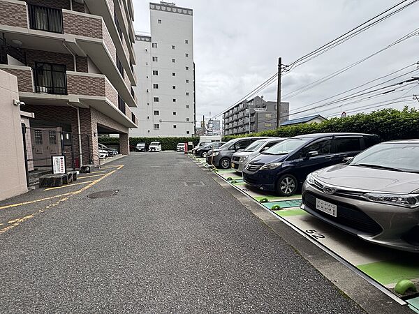 【駐車場】マンション敷地内には駐車場が設けられています。利用料金や最新の空き状況など、詳細は直接お問い合わせくださいませ。
