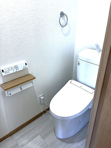 【トイレ】温水洗浄便座付きのトイレ。年間を通して、快適に使うことができます。操作リモコンが壁付けのため、スムーズに操作を行えます。