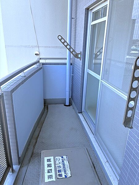【バルコニー】角度調節ができる物干し金物が備え付けられているバルコニー。LDKと洋室から出入りできるので、洗濯物を取り込んだ後の各居室への収納がスムーズです。