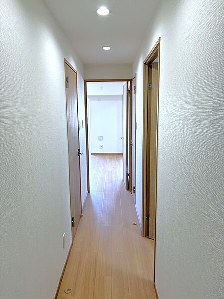 【廊下】玄関とLDKをつなぐ廊下に、洗面所とトイレが配置されています。帰宅後部屋に入る前に手洗い・うがいを行えるので衛生的です。