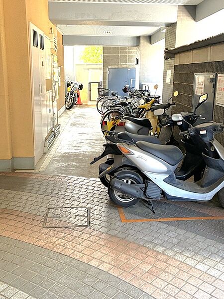 【バイク置場・駐輪場】マンション敷地内にバイク置場と駐輪場が用意されています。空き状況など、詳細についてはお問い合わせください。
