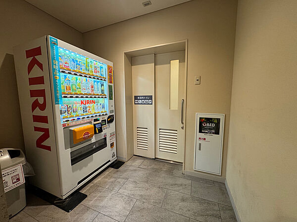 【共用部】住民向けに自動販売機が設置されています。夜間や悪天候のときなどに、マンションの敷地を出ずに飲み物を買いに行くことができ便利です。